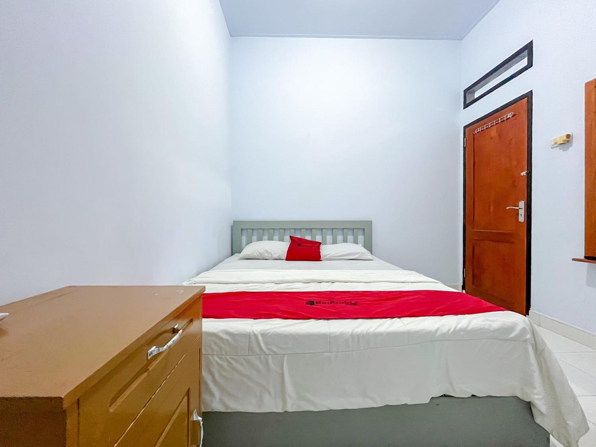 Reddoorz Syariah At Home Ampana Guest House Ampana Kota المظهر الخارجي الصورة