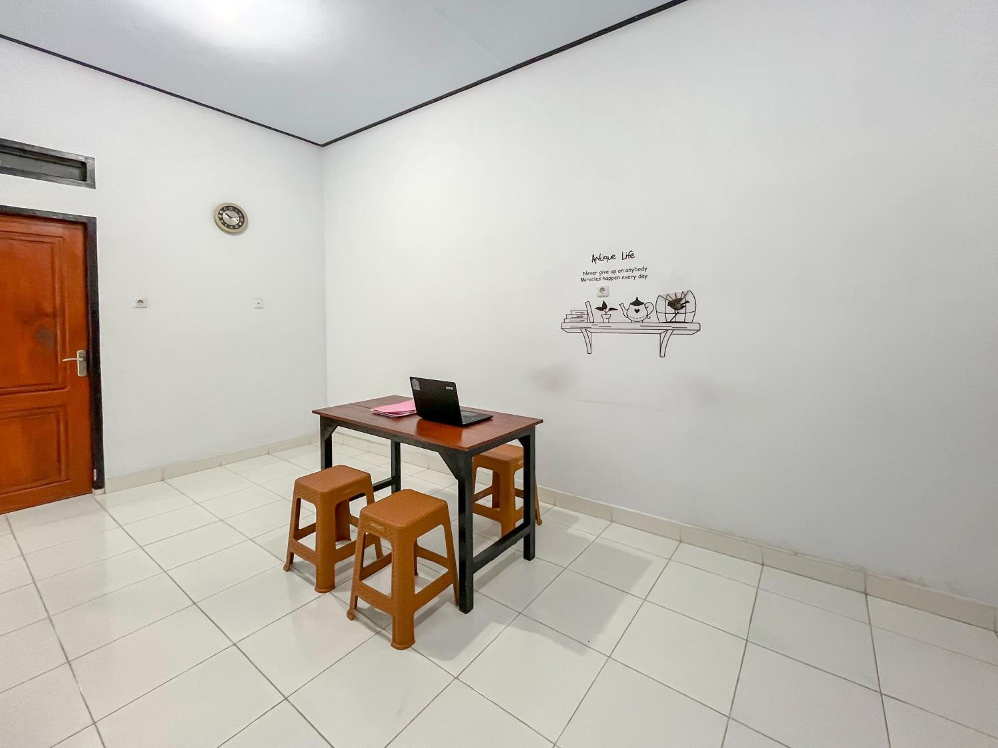 Reddoorz Syariah At Home Ampana Guest House Ampana Kota المظهر الخارجي الصورة