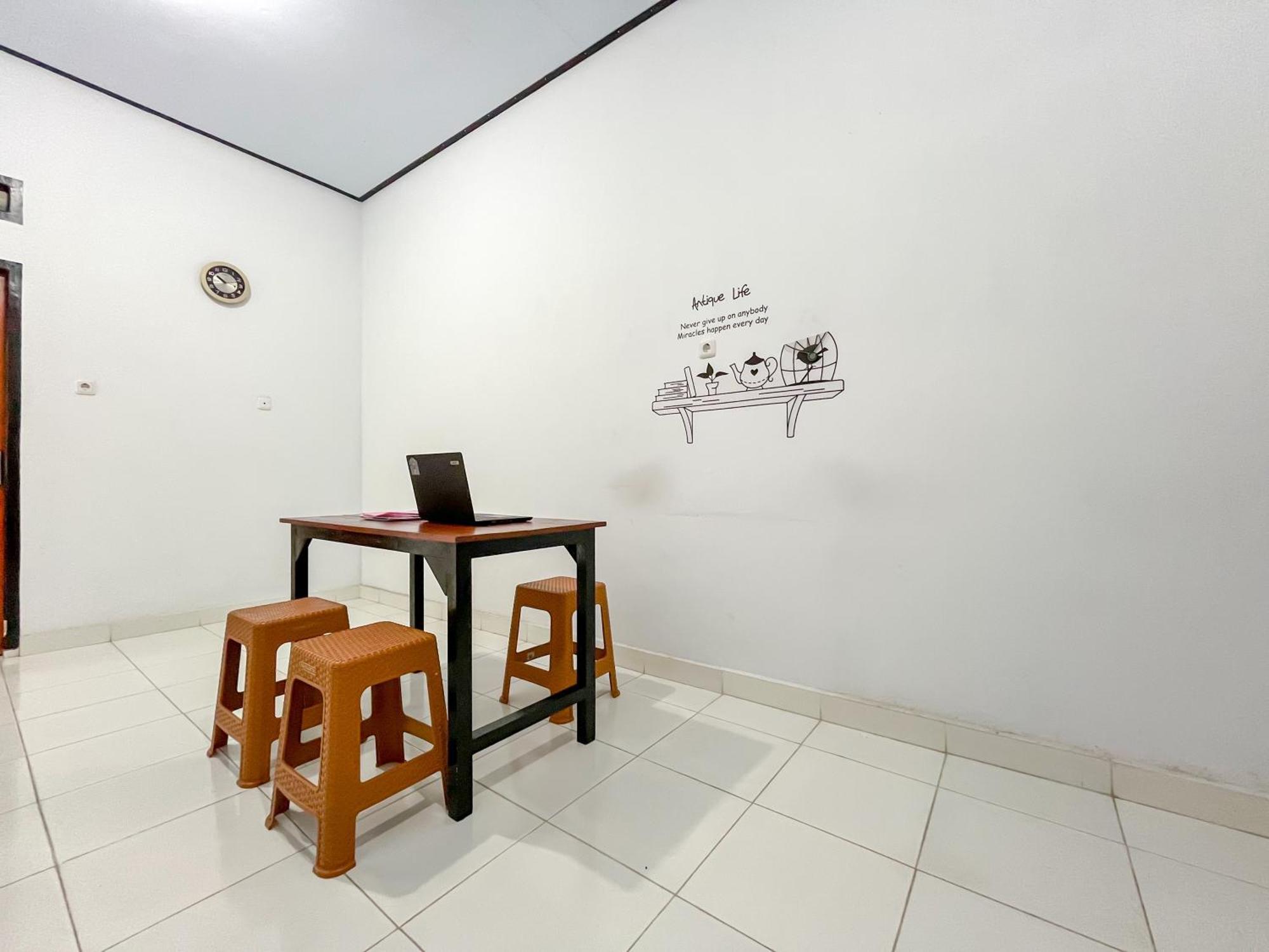 Reddoorz Syariah At Home Ampana Guest House Ampana Kota المظهر الخارجي الصورة