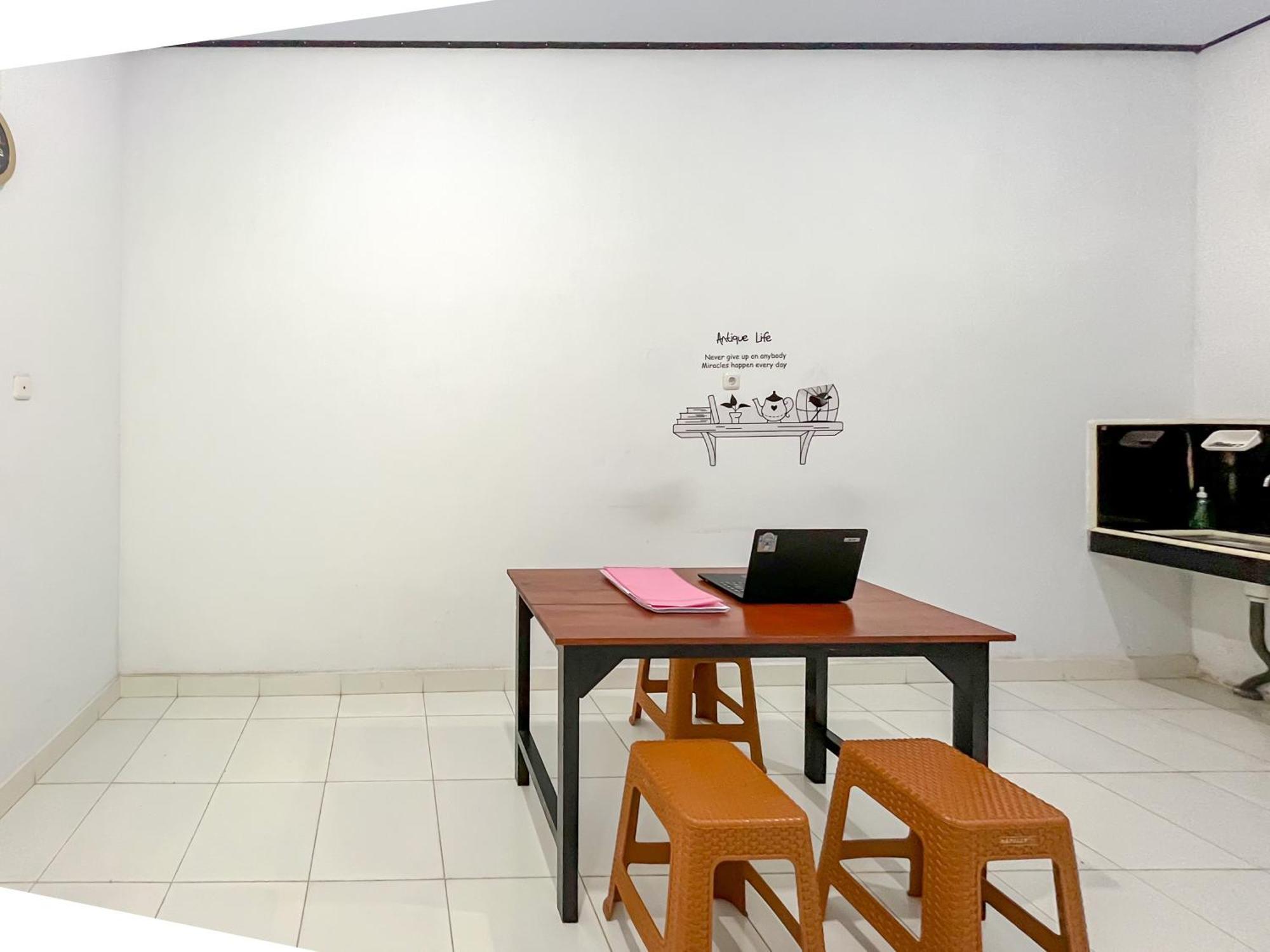 Reddoorz Syariah At Home Ampana Guest House Ampana Kota المظهر الخارجي الصورة