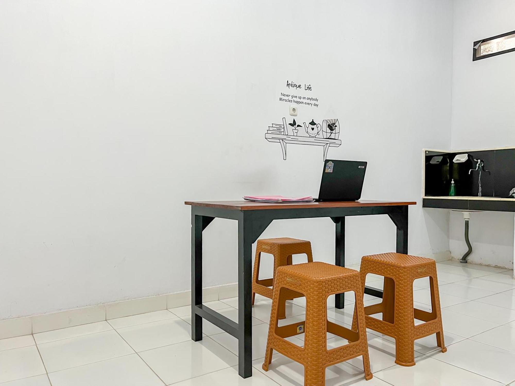 Reddoorz Syariah At Home Ampana Guest House Ampana Kota المظهر الخارجي الصورة